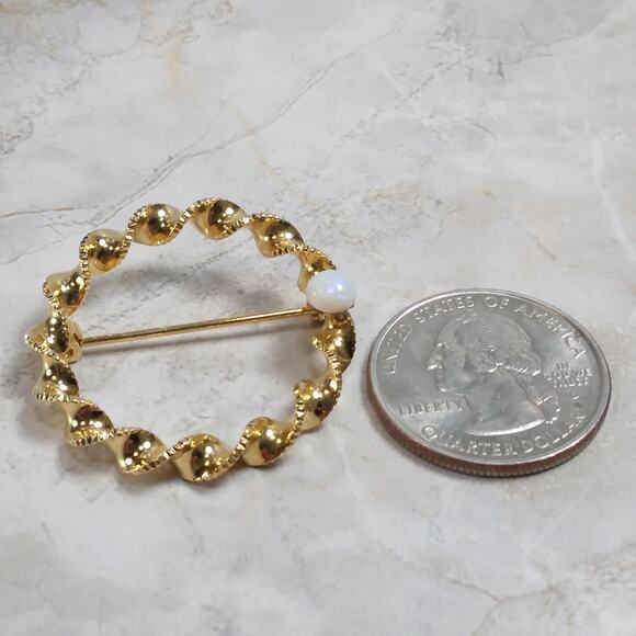 Beautiful Twisted Gold Tone Circle Brooch w/ Faux Opal Pearl Accent Vtg 90s Y2k - Picture 8 of 8